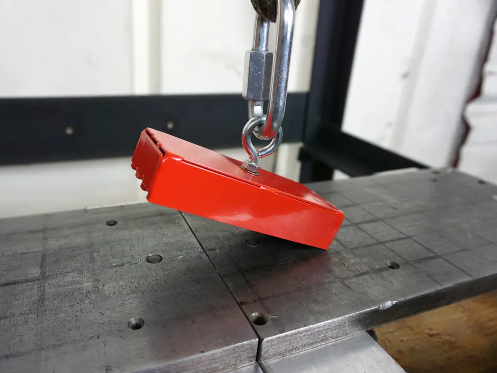 Teste de resistência à tração magnética com máquina de tração em superfície de aço.