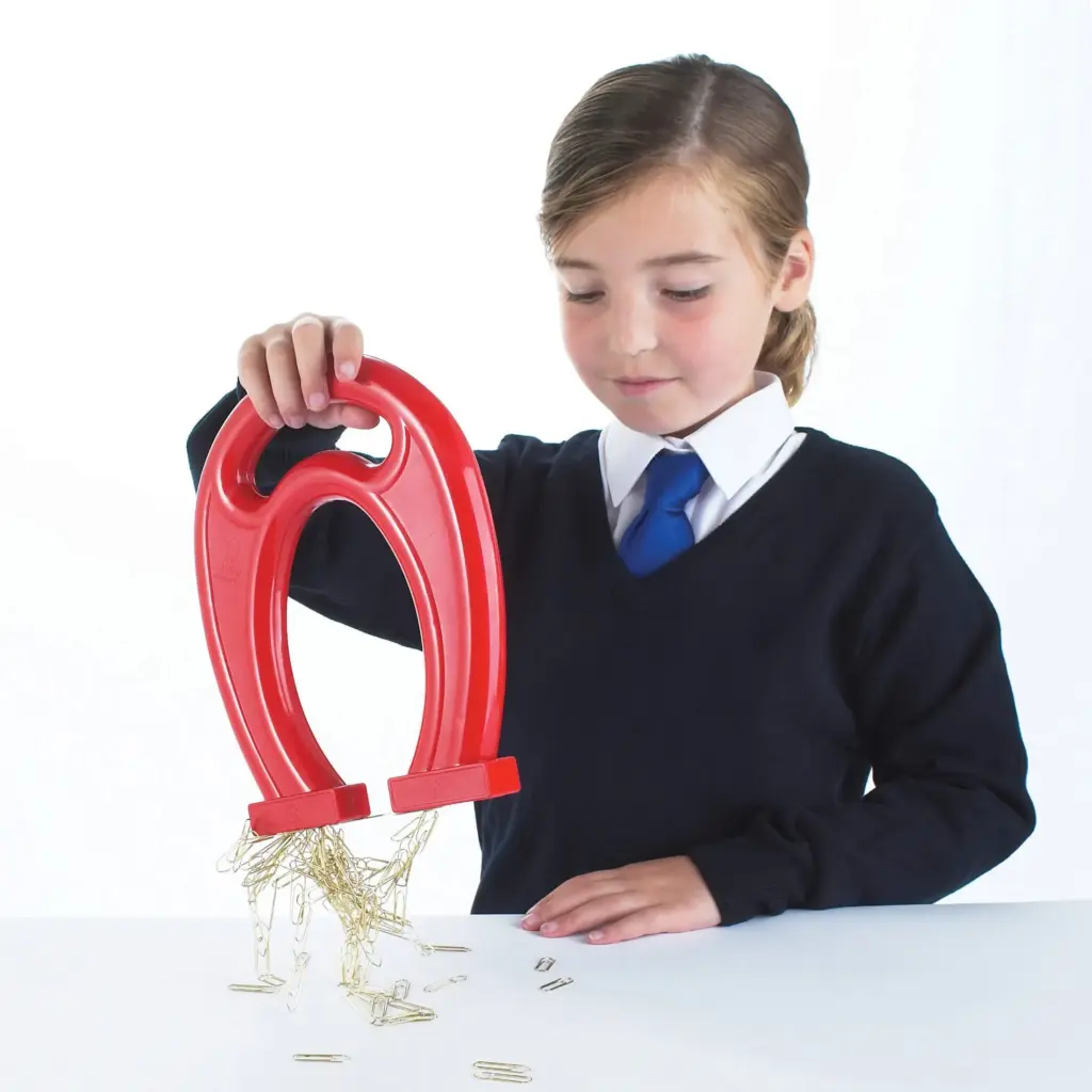 Schüler verwenden Hufeisen-Lernmagnete in einem Physikexperiment im Klassenzimmer