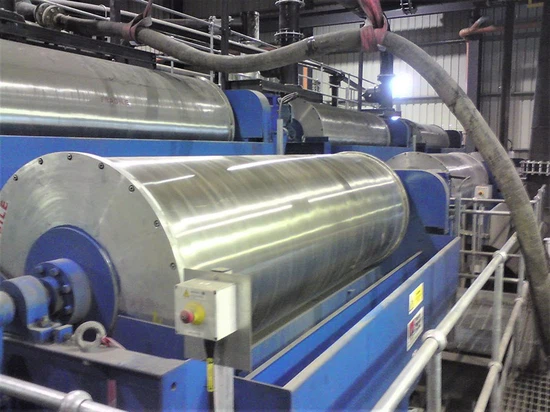 Vue d'ensemble de haute qualité d'un séparateur à tambour magnétique fonctionnant dans un environnement industriel.