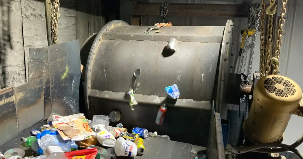 Magnettrommelabscheider zur Verarbeitung von Feststoffen oder Bauschutt in einer Recyclinganlage.