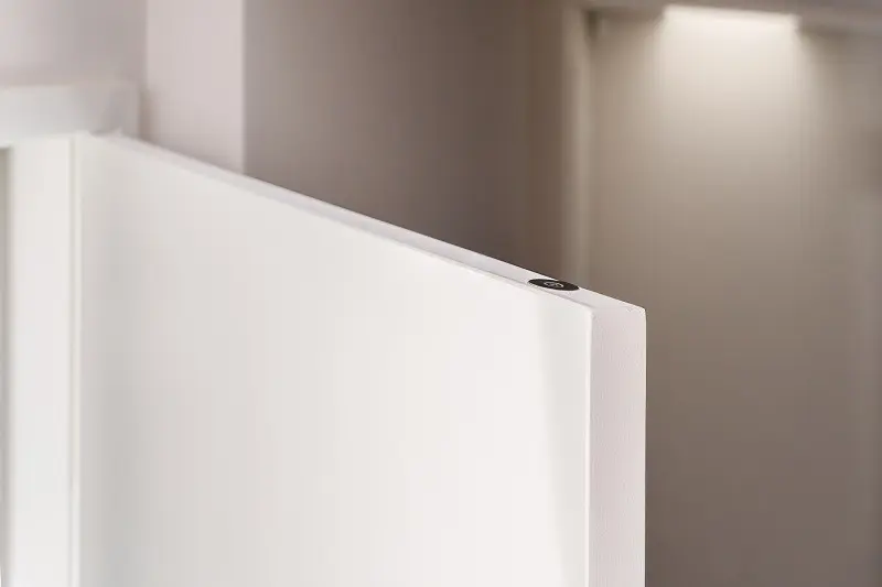 Szene, die die Vorteile magnetischer Türverschlüsse und griffloser Designs veranschaulicht.