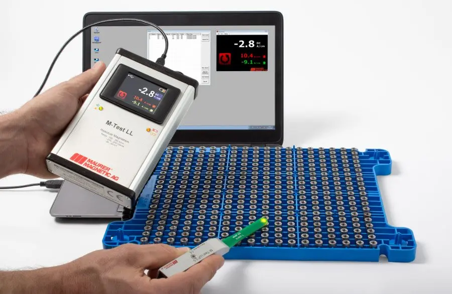 Gaussmètre mesurant la densité de flux de surface sur un aimant AlNiCo